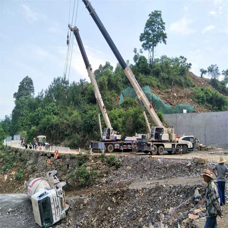 江口汽车掉沟里叫吊车救援要多少钱